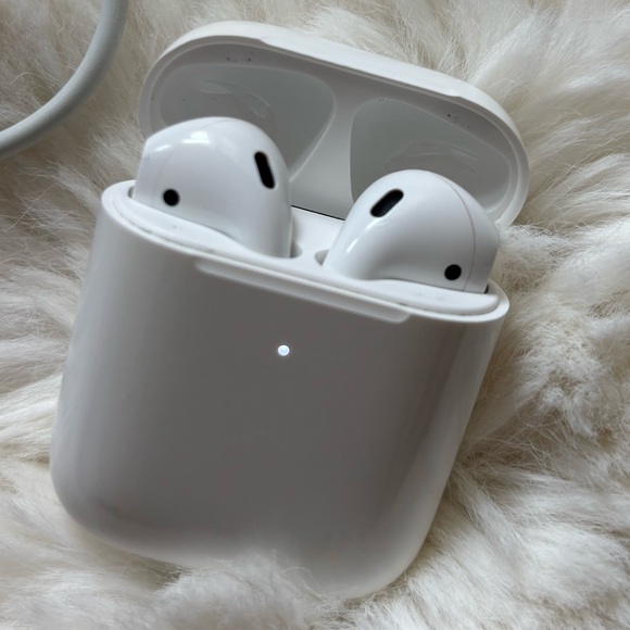 AirPods 2nd Gen Wireless Earbuds with Charging Case and Cable - Picture 4 of 12